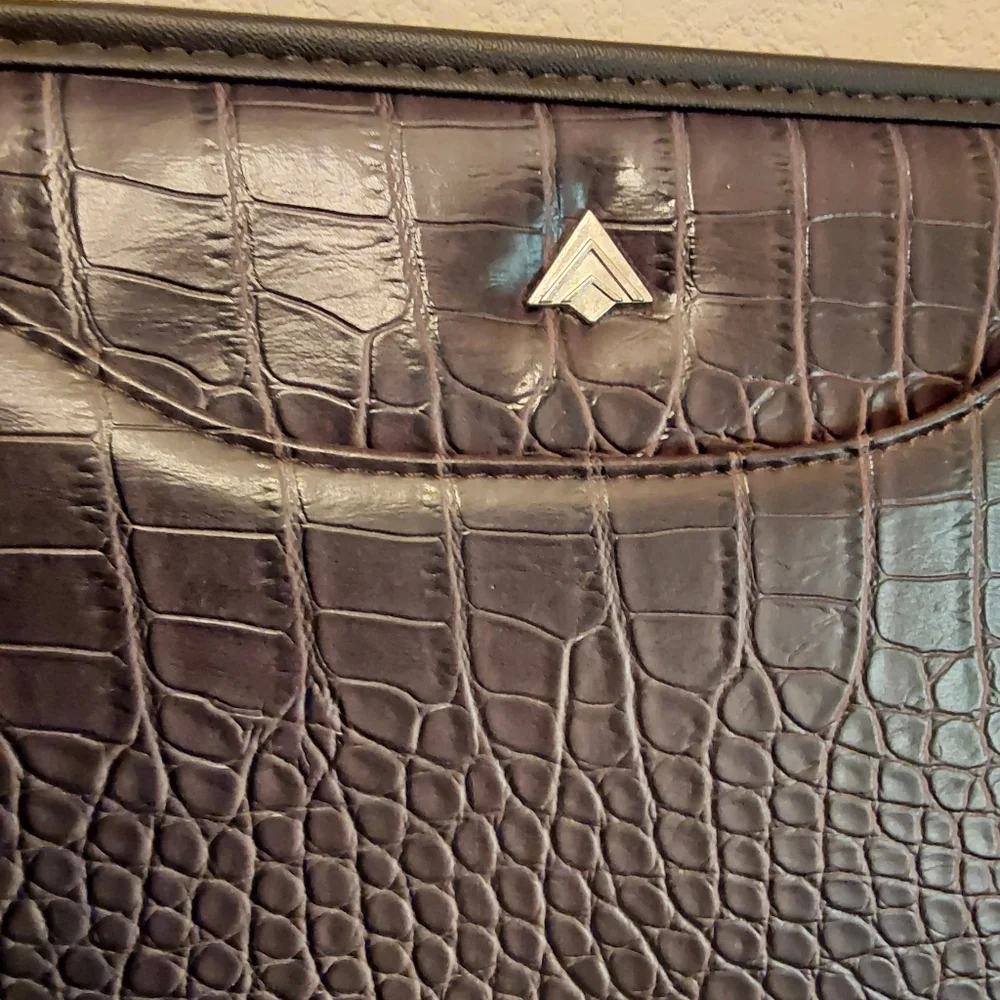 🌺 Near New Brown Leather (Croc) Attaché /Portfolio